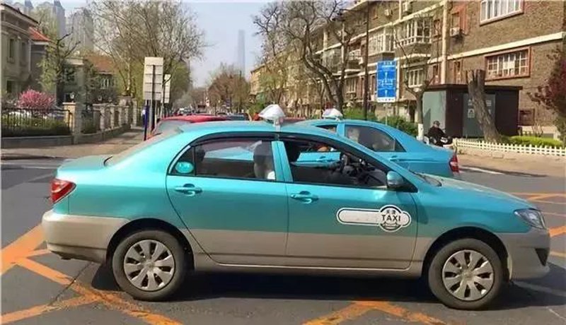 穿梭于福州街头的出租车